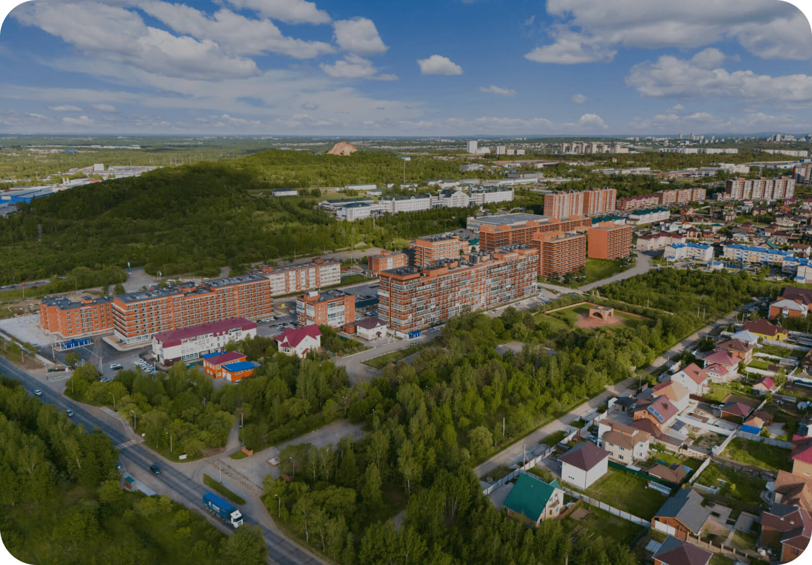 Рядом с ЖК три остановки общественного транспорта, две из которых установлены застройщиком.
Транспорт: троллейбус 4, автобусы 6, 107y, 23.