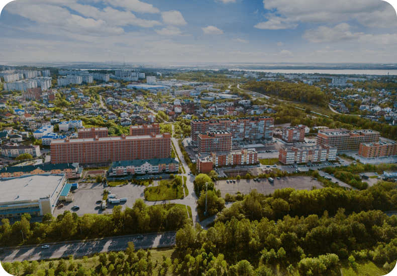 В 10 минутах от дома на машине находятся:
школа («Успех»), гимназии (№№7 и №№8) и детские сады (N° 192, N° 137).